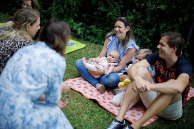 Am 27. Juni 2025 besuchte Bundesministerin Claudia Plakolm (l.) anl&auml;sslich des 10-j&auml;hrigen Jubil&auml;ums der Krabbelstube &bdquo;WIKI&ldquo;, die Kinderbetreuungseinrichtung in Linz.