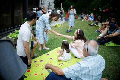 Am 27. Juni 2025 besuchte Bundesministerin Claudia Plakolm (2.v.l.) anl&auml;sslich des 10-j&auml;hrigen Jubil&auml;ums der Krabbelstube &bdquo;WIKI&ldquo;, die Kinderbetreuungseinrichtung in Linz.