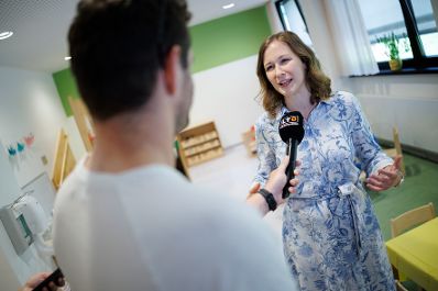 Am 27. Juni 2025 besuchte Bundesministerin Claudia Plakolm (r.) anl&auml;sslich des 10-j&auml;hrigen Jubil&auml;ums der Krabbelstube &bdquo;WIKI&ldquo;, die Kinderbetreuungseinrichtung in Linz.