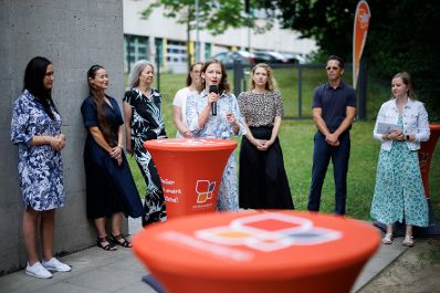 Am 27. Juni 2025 besuchte Bundesministerin Claudia Plakolm (m.) anl&auml;sslich des 10-j&auml;hrigen Jubil&auml;ums der Krabbelstube &bdquo;WIKI&ldquo;, die Kinderbetreuungseinrichtung in Linz.