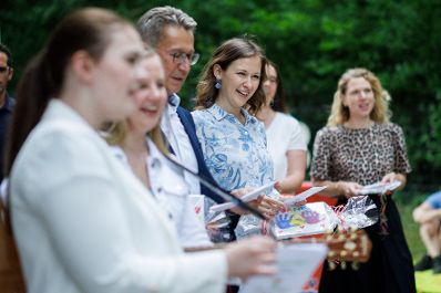 Am 27. Juni 2025 besuchte Bundesministerin Claudia Plakolm (m.) anl&auml;sslich des 10-j&auml;hrigen Jubil&auml;ums der Krabbelstube &bdquo;WIKI&ldquo;, die Kinderbetreuungseinrichtung in Linz.