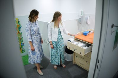 Am 27. Juni 2025 besuchte Bundesministerin Claudia Plakolm (l.) anl&auml;sslich des 10-j&auml;hrigen Jubil&auml;ums der Krabbelstube &bdquo;WIKI&ldquo;, die Kinderbetreuungseinrichtung in Linz.