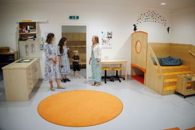 Am 27. Juni 2025 besuchte Bundesministerin Claudia Plakolm (l.) anl&auml;sslich des 10-j&auml;hrigen Jubil&auml;ums der Krabbelstube &bdquo;WIKI&ldquo;, die Kinderbetreuungseinrichtung in Linz.