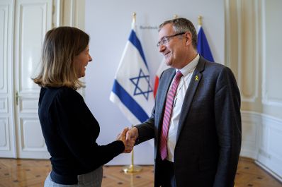 Am 7. Juli 2025 empfing Bundesministerin Claudia Plakolm (l.) den israelischen Botschafter, David Roet (r.) zu einem Arbeitsgespr&auml;ch im Bundeskanzleramt.