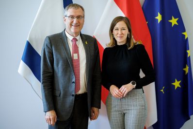 Am 7. Juli 2025 empfing Bundesministerin Claudia Plakolm (r.) den israelischen Botschafter, David Roet (l.) zu einem Arbeitsgespr&auml;ch im Bundeskanzleramt.