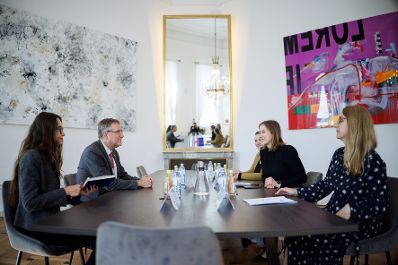 Am 7. Juli 2025 empfing Bundesministerin Claudia Plakolm (2.v.r.) den israelischen Botschafter, David Roet (2.v.l.) zu einem Arbeitsgespr&auml;ch im Bundeskanzleramt.