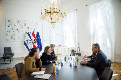 Am 7. Juli 2025 empfing Bundesministerin Claudia Plakolm (2.v.l.) den israelischen Botschafter, David Roet (r.) zu einem Arbeitsgespr&auml;ch im Bundeskanzleramt.