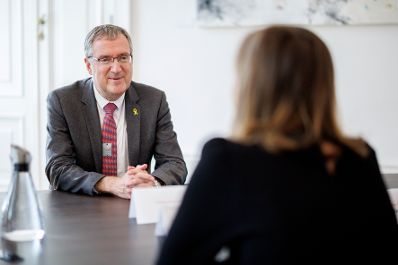 Am 7. Juli 2025 empfing Bundesministerin Claudia Plakolm (r.) den israelischen Botschafter, David Roet (l.) zu einem Arbeitsgespr&auml;ch im Bundeskanzleramt.