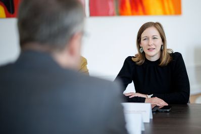 Am 7. Juli 2025 empfing Bundesministerin Claudia Plakolm (r.) den israelischen Botschafter, David Roet (l.) zu einem Arbeitsgespr&auml;ch im Bundeskanzleramt.
