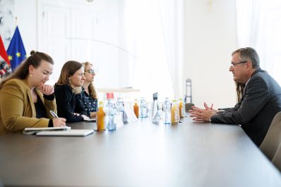 Am 7. Juli 2025 empfing Bundesministerin Claudia Plakolm (2.v.l.) den israelischen Botschafter, David Roet (r.) zu einem Arbeitsgespr&auml;ch im Bundeskanzleramt.