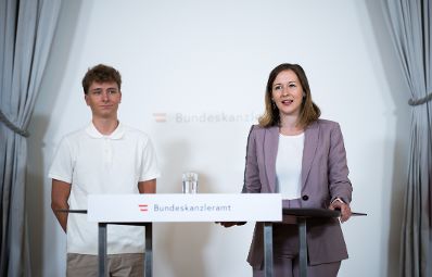 Am 8. Juli 2025 gab Bundesministerin Claudia Plakolm (r.) eine Pressekonferenz zum Thema der aktuellen Zivildienst-Zahlen.