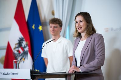 Am 8. Juli 2025 gab Bundesministerin Claudia Plakolm (r.) eine Pressekonferenz zum Thema der aktuellen Zivildienst-Zahlen.