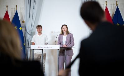 Am 8. Juli 2025 gab Bundesministerin Claudia Plakolm (m.r.) eine Pressekonferenz zum Thema der aktuellen Zivildienst-Zahlen.