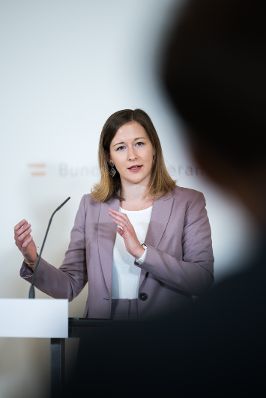 Am 8. Juli 2025 gab Bundesministerin Claudia Plakolm (im Bild) eine Pressekonferenz zum Thema der aktuellen Zivildienst-Zahlen.