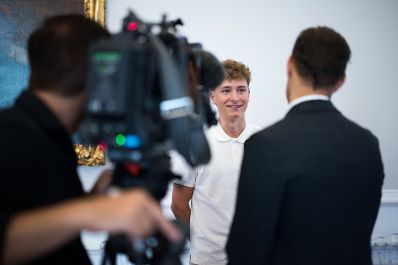 Am 8. Juli 2025 gab Bundesministerin Claudia Plakolm eine Pressekonferenz zum Thema der aktuellen Zivildienst-Zahlen.