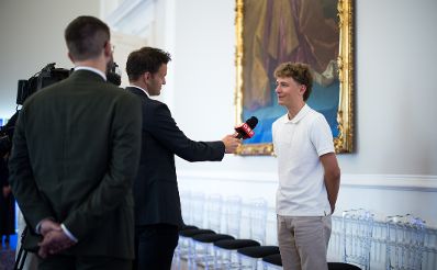 Am 8. Juli 2025 gab Bundesministerin Claudia Plakolm eine Pressekonferenz zum Thema der aktuellen Zivildienst-Zahlen.