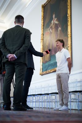 Am 8. Juli 2025 gab Bundesministerin Claudia Plakolm eine Pressekonferenz zum Thema der aktuellen Zivildienst-Zahlen.