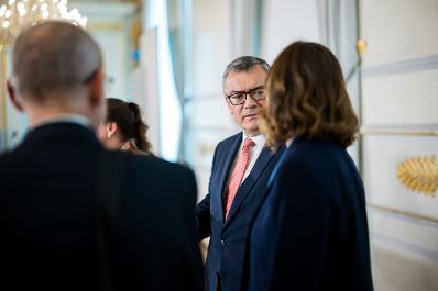 Am 10. Juli 2025 empfing Bundesministerin Claudia Plakolm (r.) den Staatsminister des Freistaates Bayern Florian Herrmann (m.) zu einem Arbeitsgespr&auml;ch im Bundeskanzleramt.