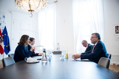 Am 10. Juli 2025 empfing Bundesministerin Claudia Plakolm (l.) den Staatsminister des Freistaates Bayern Florian Herrmann (r.) zu einem Arbeitsgespr&auml;ch im Bundeskanzleramt.