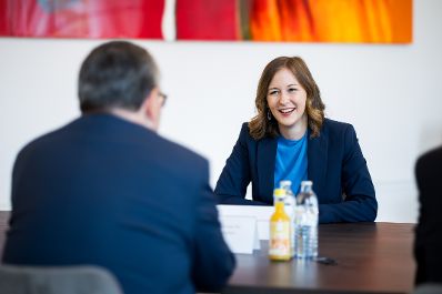Am 10. Juli 2025 empfing Bundesministerin Claudia Plakolm (r.) den Staatsminister des Freistaates Bayern Florian Herrmann (l.) zu einem Arbeitsgespr&auml;ch im Bundeskanzleramt.