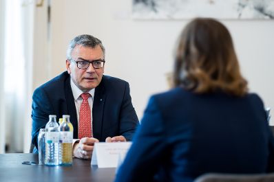 Am 10. Juli 2025 empfing Bundesministerin Claudia Plakolm (r.) den Staatsminister des Freistaates Bayern Florian Herrmann (l.) zu einem Arbeitsgespr&auml;ch im Bundeskanzleramt.