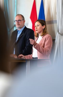 Am 16. Juli 2025 gab Bundesministerin Claudia Plakolm (r.) gemeinsam mit Stephan Marik-Lebeck (l.) von der Direktion Bev&ouml;lkerung der Statistik Austria, eine gemeinsame Pressekonferenz zum Thema Pr&auml;sentation des &bdquo;Statistischen Jahrbuchs 2025 - Migration und Integration&ldquo; im Bundeskanzleramt.