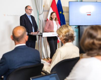 Am 16. Juli 2025 gab Bundesministerin Claudia Plakolm (r.) gemeinsam mit Stephan Marik-Lebeck (l.) von der Direktion Bev&ouml;lkerung der Statistik Austria, eine gemeinsame Pressekonferenz zum Thema Pr&auml;sentation des &bdquo;Statistischen Jahrbuchs 2025 - Migration und Integration&ldquo; im Bundeskanzleramt.