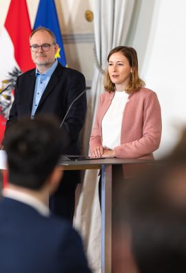 Am 16. Juli 2025 gab Bundesministerin Claudia Plakolm (r.) gemeinsam mit Stephan Marik-Lebeck (l.) von der Direktion Bev&ouml;lkerung der Statistik Austria, eine gemeinsame Pressekonferenz zum Thema Pr&auml;sentation des &bdquo;Statistischen Jahrbuchs 2025 - Migration und Integration&ldquo; im Bundeskanzleramt.