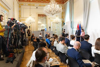 Am 16. Juli 2025 gab Bundesministerin Claudia Plakolm gemeinsam mit Stephan Marik-Lebeck von der Direktion Bev&ouml;lkerung der Statistik Austria, eine gemeinsame Pressekonferenz zum Thema Pr&auml;sentation des &bdquo;Statistischen Jahrbuchs 2025 - Migration und Integration&ldquo; im Bundeskanzleramt.