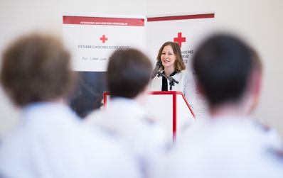 Am 6. August 2025 nahm Bundesministerin Claudia Plakolm (im Bild) an der Ehrung f&uuml;r jene Zivildiener teil, die im Rahmen des Grazer Amoklaufs im Einsatz waren.
