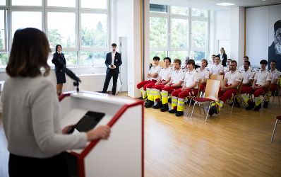 Am 6. August 2025 nahm Bundesministerin Claudia Plakolm (l.) an der Ehrung f&uuml;r jene Zivildiener teil, die im Rahmen des Grazer Amoklaufs im Einsatz waren.