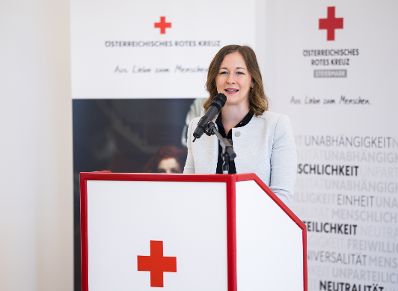 Am 6. August 2025 nahm Bundesministerin Claudia Plakolm (im Bild) an der Ehrung f&uuml;r jene Zivildiener teil, die im Rahmen des Grazer Amoklaufs im Einsatz waren.