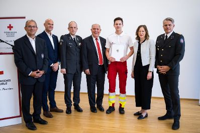 Am 6. August 2025 nahm Bundesministerin Claudia Plakolm (2.v.r.) an der Ehrung f&uuml;r jene Zivildiener teil, die im Rahmen des Grazer Amoklaufs im Einsatz waren.