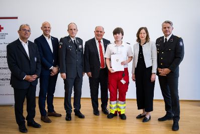Am 6. August 2025 nahm Bundesministerin Claudia Plakolm (2.v.r.) an der Ehrung f&uuml;r jene Zivildiener teil, die im Rahmen des Grazer Amoklaufs im Einsatz waren.