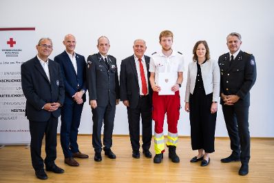 Am 6. August 2025 nahm Bundesministerin Claudia Plakolm (2.v.r.) an der Ehrung f&uuml;r jene Zivildiener teil, die im Rahmen des Grazer Amoklaufs im Einsatz waren.