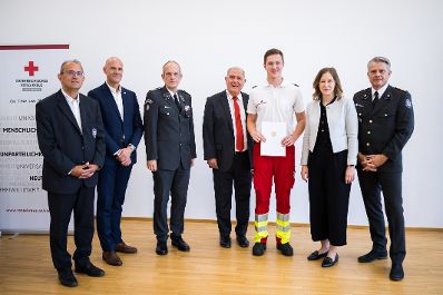 Am 6. August 2025 nahm Bundesministerin Claudia Plakolm (2.v.r.) an der Ehrung f&uuml;r jene Zivildiener teil, die im Rahmen des Grazer Amoklaufs im Einsatz waren.