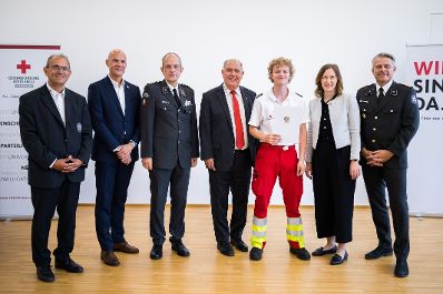 Am 6. August 2025 nahm Bundesministerin Claudia Plakolm (2.v.r.) an der Ehrung f&uuml;r jene Zivildiener teil, die im Rahmen des Grazer Amoklaufs im Einsatz waren.