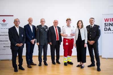 Am 6. August 2025 nahm Bundesministerin Claudia Plakolm (2.v.r.) an der Ehrung f&uuml;r jene Zivildiener teil, die im Rahmen des Grazer Amoklaufs im Einsatz waren.