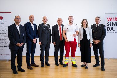 Am 6. August 2025 nahm Bundesministerin Claudia Plakolm (2.v.r.) an der Ehrung f&uuml;r jene Zivildiener teil, die im Rahmen des Grazer Amoklaufs im Einsatz waren.