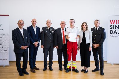 Am 6. August 2025 nahm Bundesministerin Claudia Plakolm (2.v.r.) an der Ehrung f&uuml;r jene Zivildiener teil, die im Rahmen des Grazer Amoklaufs im Einsatz waren.