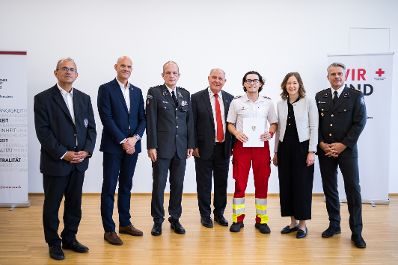 Am 6. August 2025 nahm Bundesministerin Claudia Plakolm (2.v.r.) an der Ehrung f&uuml;r jene Zivildiener teil, die im Rahmen des Grazer Amoklaufs im Einsatz waren.