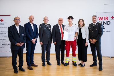 Am 6. August 2025 nahm Bundesministerin Claudia Plakolm (2.v.r.) an der Ehrung f&uuml;r jene Zivildiener teil, die im Rahmen des Grazer Amoklaufs im Einsatz waren.