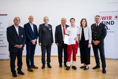 Am 6. August 2025 nahm Bundesministerin Claudia Plakolm (2.v.r.) an der Ehrung f&uuml;r jene Zivildiener teil, die im Rahmen des Grazer Amoklaufs im Einsatz waren.