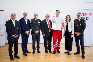 Am 6. August 2025 nahm Bundesministerin Claudia Plakolm (2.v.r.) an der Ehrung f&uuml;r jene Zivildiener teil, die im Rahmen des Grazer Amoklaufs im Einsatz waren.