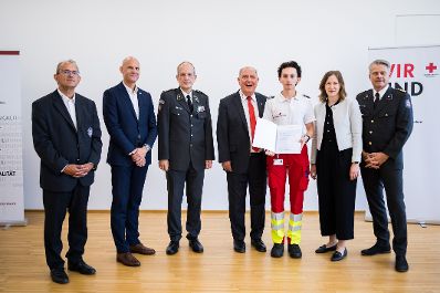 Am 6. August 2025 nahm Bundesministerin Claudia Plakolm (2.v.r.) an der Ehrung f&uuml;r jene Zivildiener teil, die im Rahmen des Grazer Amoklaufs im Einsatz waren.