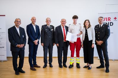 Am 6. August 2025 nahm Bundesministerin Claudia Plakolm (2.v.r.) an der Ehrung f&uuml;r jene Zivildiener teil, die im Rahmen des Grazer Amoklaufs im Einsatz waren.