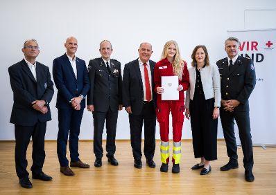 Am 6. August 2025 nahm Bundesministerin Claudia Plakolm (2.v.r.) an der Ehrung f&uuml;r jene Zivildiener teil, die im Rahmen des Grazer Amoklaufs im Einsatz waren.