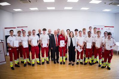 Am 6. August 2025 nahm Bundesministerin Claudia Plakolm an der Ehrung f&uuml;r jene Zivildiener teil, die im Rahmen des Grazer Amoklaufs im Einsatz waren.