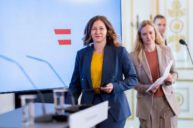 Am 25. August 2025 gab Bundesministerin Claudia Plakolm (l.) gemeinsam mit der Leiterin der Direktion Bev&ouml;lkerung der Statistik Austria, Regina Fuchs (m.) eine Pressekonferenz zum Thema Elementarp&auml;dagogik.