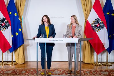 Am 25. August 2025 gab Bundesministerin Claudia Plakolm (l.) gemeinsam mit der Leiterin der Direktion Bev&ouml;lkerung der Statistik Austria, Regina Fuchs (r.) eine Pressekonferenz zum Thema Elementarp&auml;dagogik.